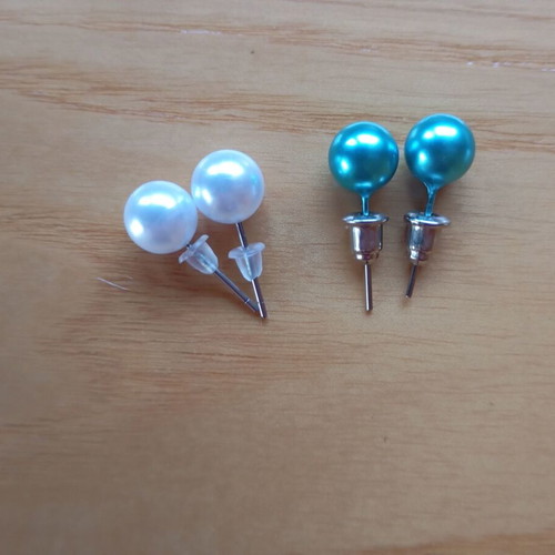 Set of 5 earrings like new, black and gold colors
