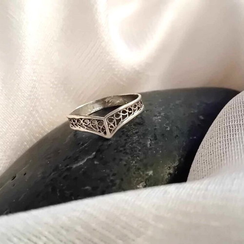 Delicate silver ring used, silver 925, weight 3 g, diameter 17 mm