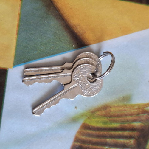 Keys set of 3 like new
