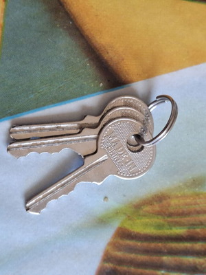 Keys set of 3 like new