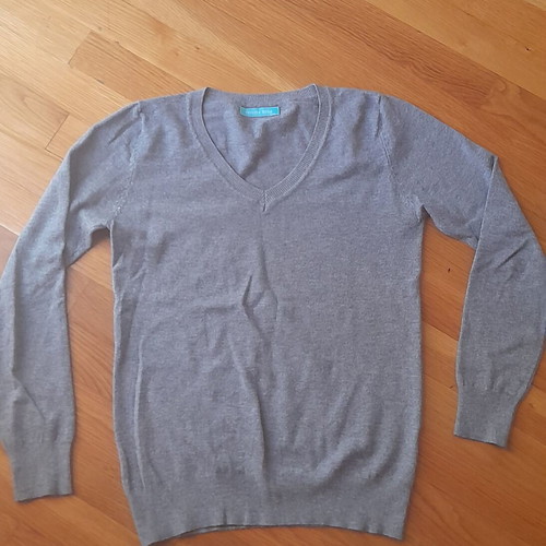 Women's gray pullover like new, size medium to small