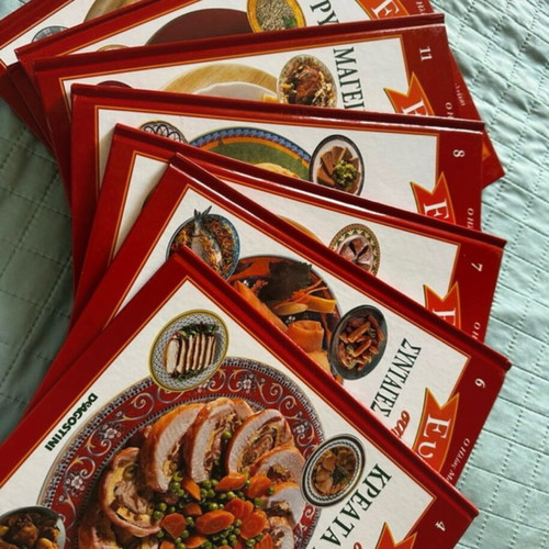 Cookbooks like new, set of 8 volumes