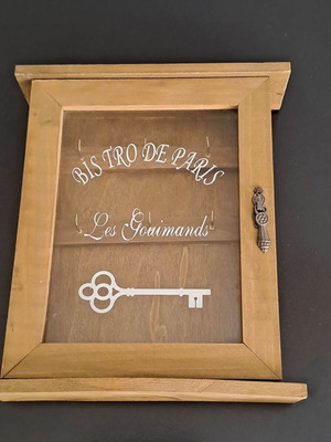 Key storage box like new, wall-mounted with six slots