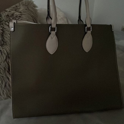 Big chic shoulder bag like new, spacious and versatile