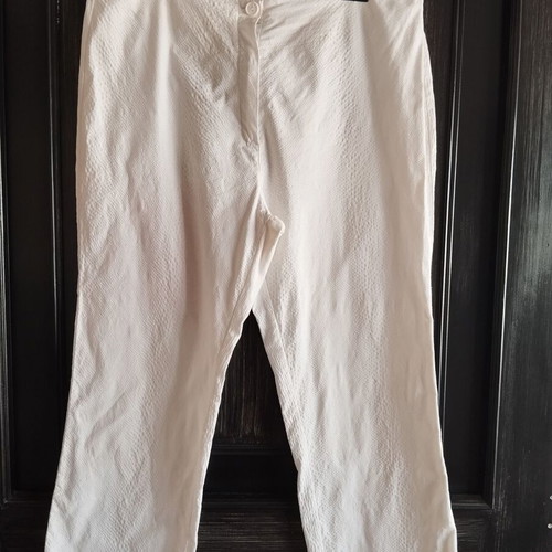 Butterfly Crop Pants (Capri) White with Embossed Animal Print Like New