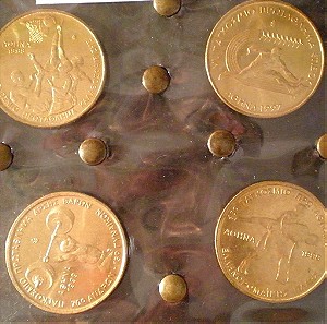 4 επετειακά νομίσματα των 100 δραχμών σε ΒU-UNC κατάσταση.