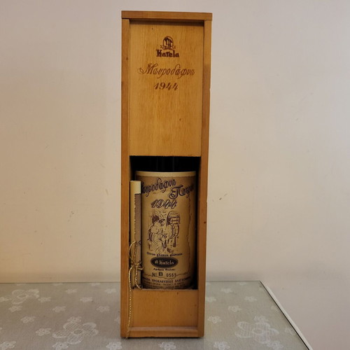 Karelas Mavrodafni 1944 new, bottle with box