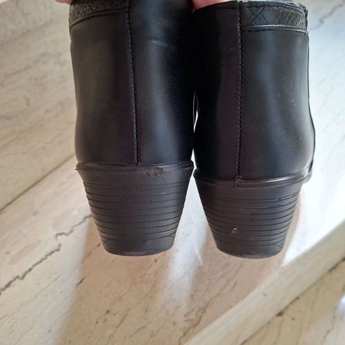 Leather ankle boots black like new, size 38