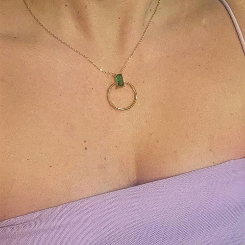 Necklace with green stone like new, gold color chain and circle