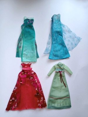 Disney Frozen doll dresses like new