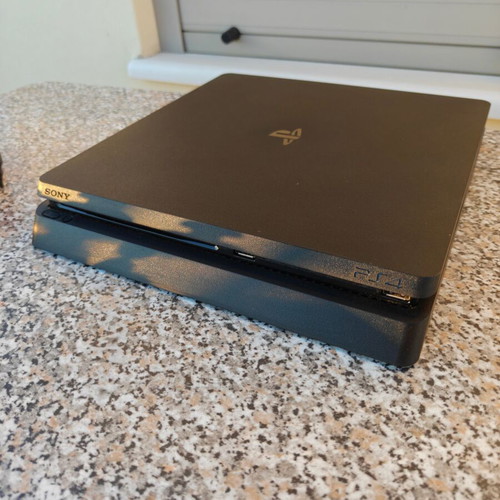 Sony PS4 Slim 500GB κονσόλα με 2 χειριστήρια και NBA 2K19, FIFA 19