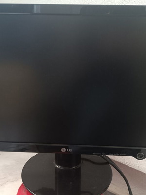 LG Flatron L207WT computer monitor used