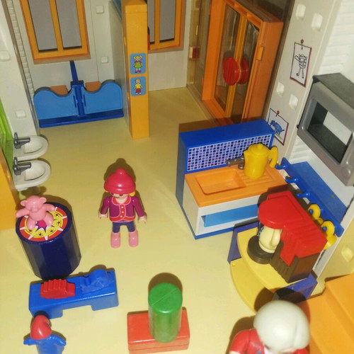 Playmobil 5567 large daycare like new with accessories and figures