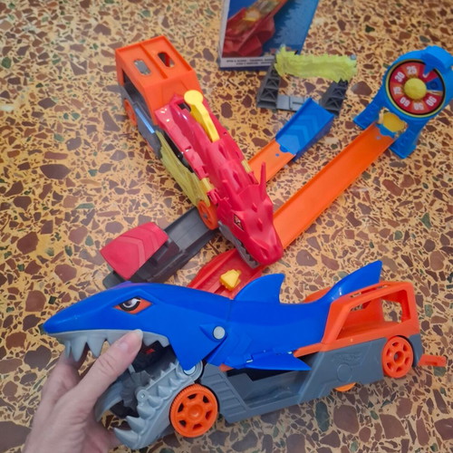 Hot Wheels playset like new, 4 codes included