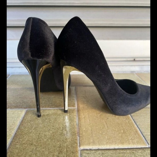 Excell black pumps with gold heel size 37 like new