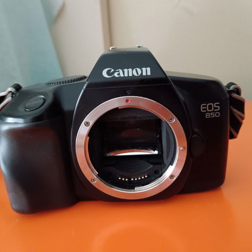 Canon EOS 850 film camera body used