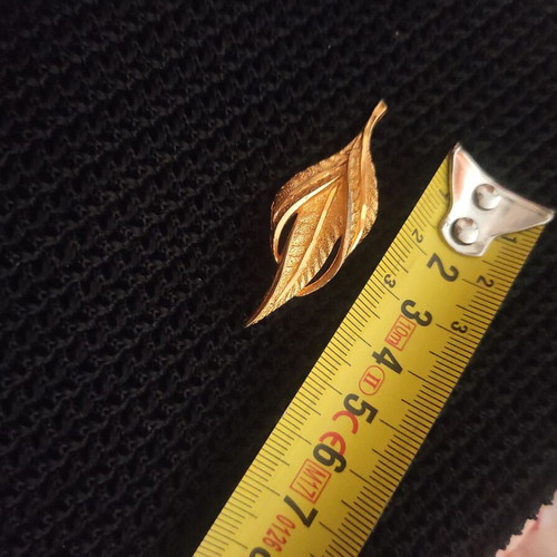 Vintage leaf-shaped brooch like new, gold tone