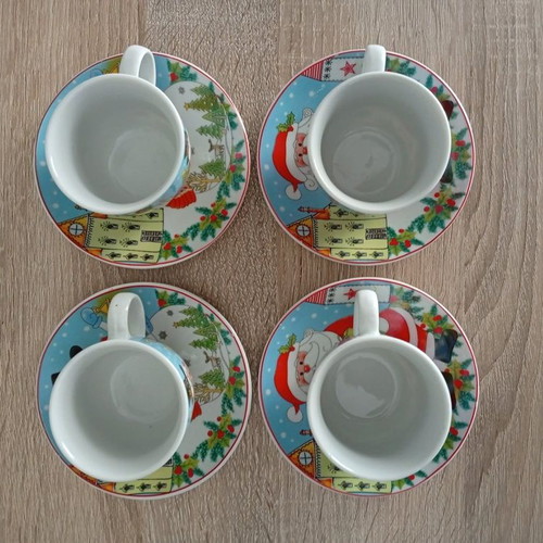 Christmas Coffee Cup Set like new, 4 cups with saucers