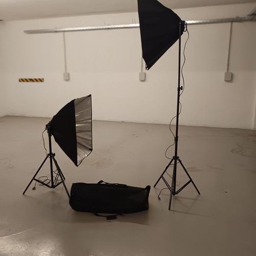 Photography studio kit like new with two tripods and 4 lamps each