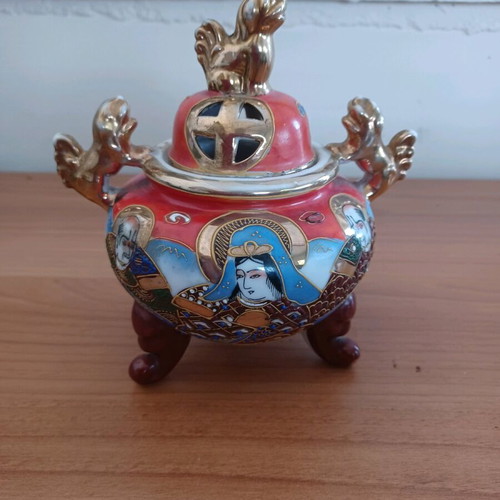 Satsuma Moriage Japanese incense burner used, handpainted samurai and geisha