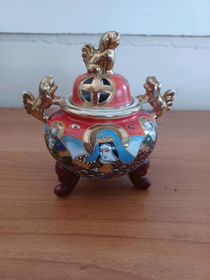 Satsuma Moriage Japanese incense burner used, handpainted samurai and geisha