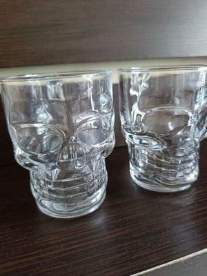 Skull-shaped glasses like new, set of two