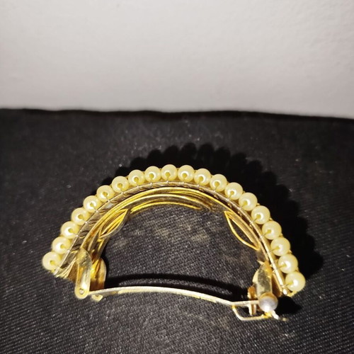 Pearl hair clip like new with 5 rows of uniform pearls