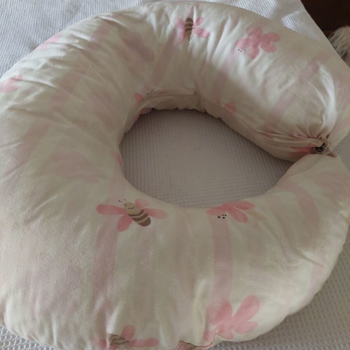 Nursing and Pregnancy Pillow like new with practical clip