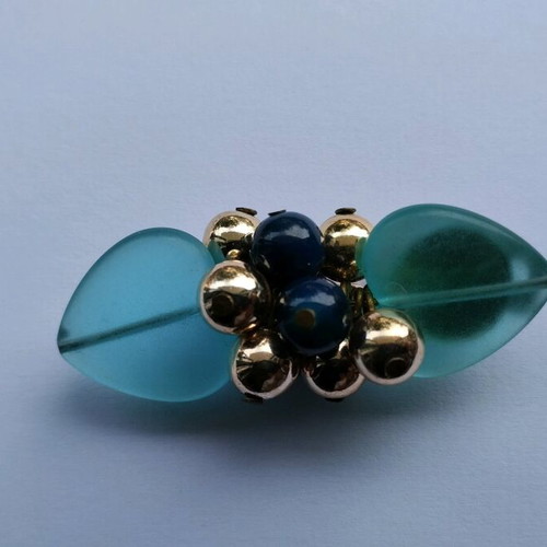 Button earrings used in gold and turquoise color