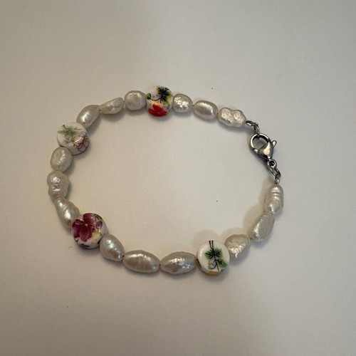 Handmade bracelet with pearls and steel clasp new