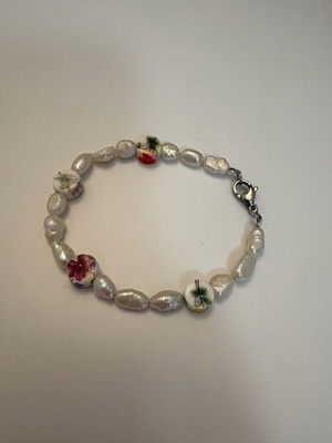Handmade bracelet with pearls and steel clasp new