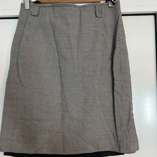 Skirt black and white checkered fabric size 40 like new