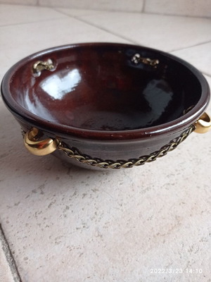 Керамична купа употребявана с верижна декорация и малки позлатени дръжки