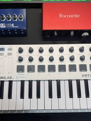 Σετ Home Studio σαν καινούργιο με Arturia Minilab Mk II, Focusrite Scarlett 4i4, LD Systems HPA4