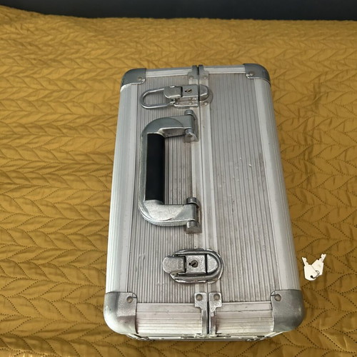 Aluminum makeup and aesthetic tools case with keys