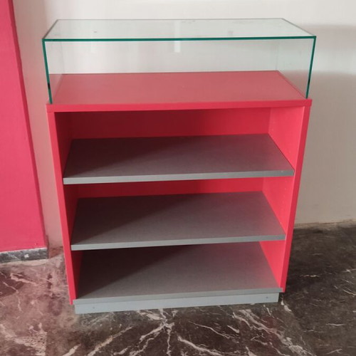 Store showcase like new with two shelves and thick glass