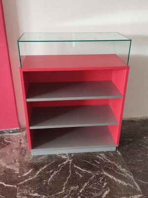 Store showcase like new with two shelves and thick glass