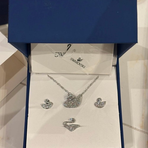Swarovski jewelry set silver, new with bag