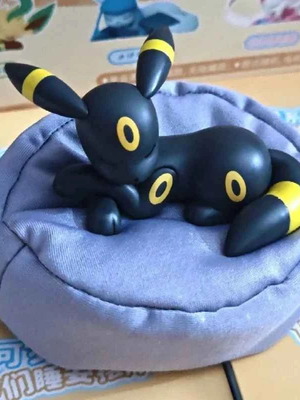 Pokémon Eevee sleeping figurine, Sweet Fantasy collection