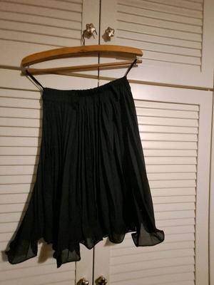 BSB Pleated Skirt Black like new, airy with lining, size M