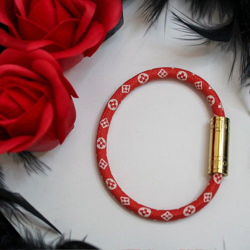 Bracelet with magnetic clasp in three colors, like new