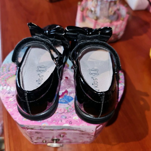 Ballerina shoes black patent size 25 like new, removable bows