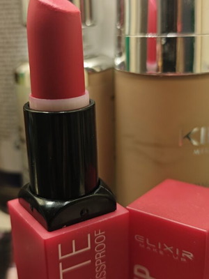 Estée Lauder makeup set like new with mini mascara, lipstick, and pencil