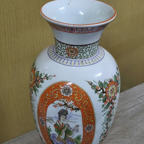 Asian vase with beautiful shades, large size