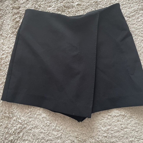 Zara shorts skirt M like new, black