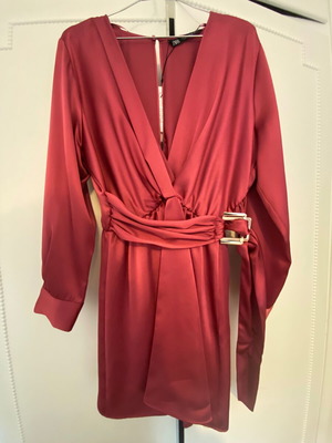 Zara short dress shiny bordeaux with belt new