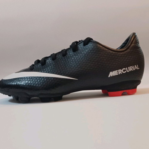 Nike football shoes with studs like new, size 35.5