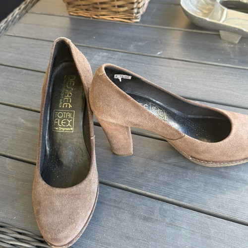 Desiree suede leather pumps size 37, like new, brown