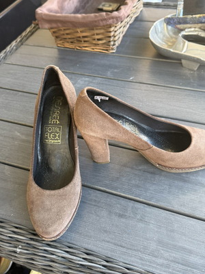 Desiree suede leather pumps size 37, like new, brown