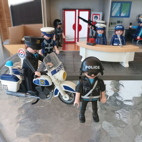 Playmobil police station in very good condition with 13 figures